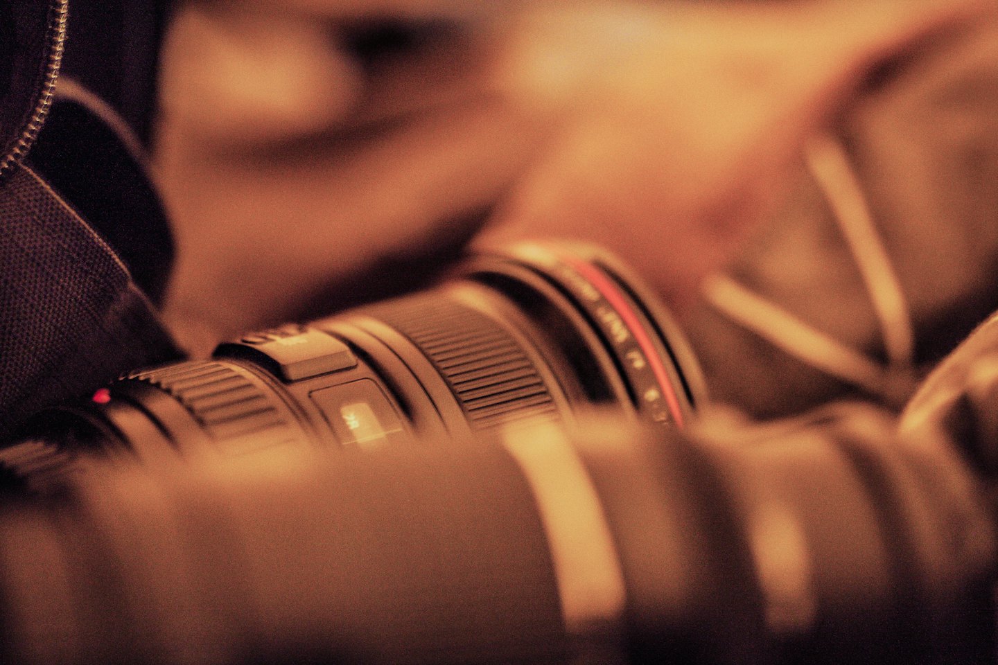 Obiettivo di fotocamera professionale con interruttori di messa a fuoco e stabilizzatore.