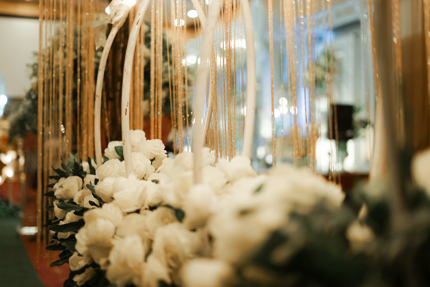 Rose bianche e verde per un evento elegante.