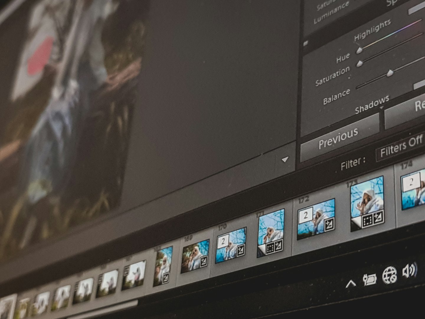 Schermo del computer che mostra software di fotoritocco con cursori.